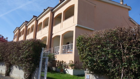 Santa Marinella – Appartamento semi-indipendente con giardino