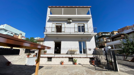 Santa Marinella – Piano terra no condominio in centro