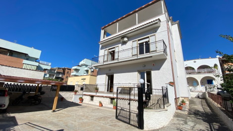 Santa Marinella – Piano primo no condominio in centro